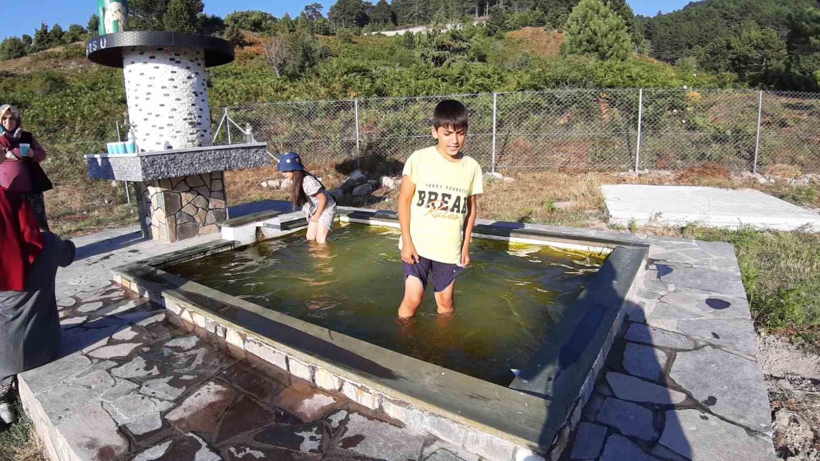 Sıcaktan bunalan çocuklar doğal mineralli olukta serinledi
