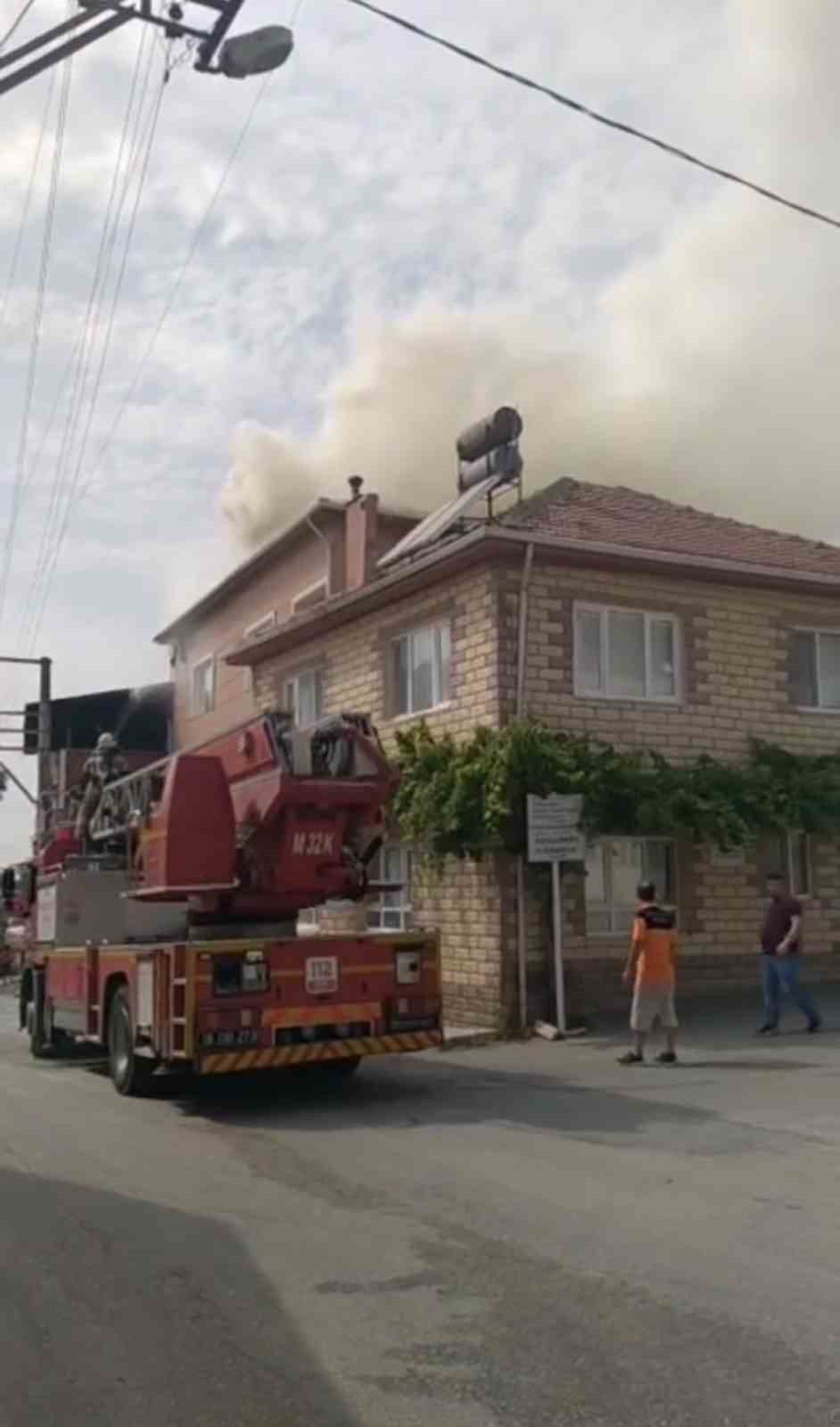 Binanın çatı katı alevlere teslim oldu