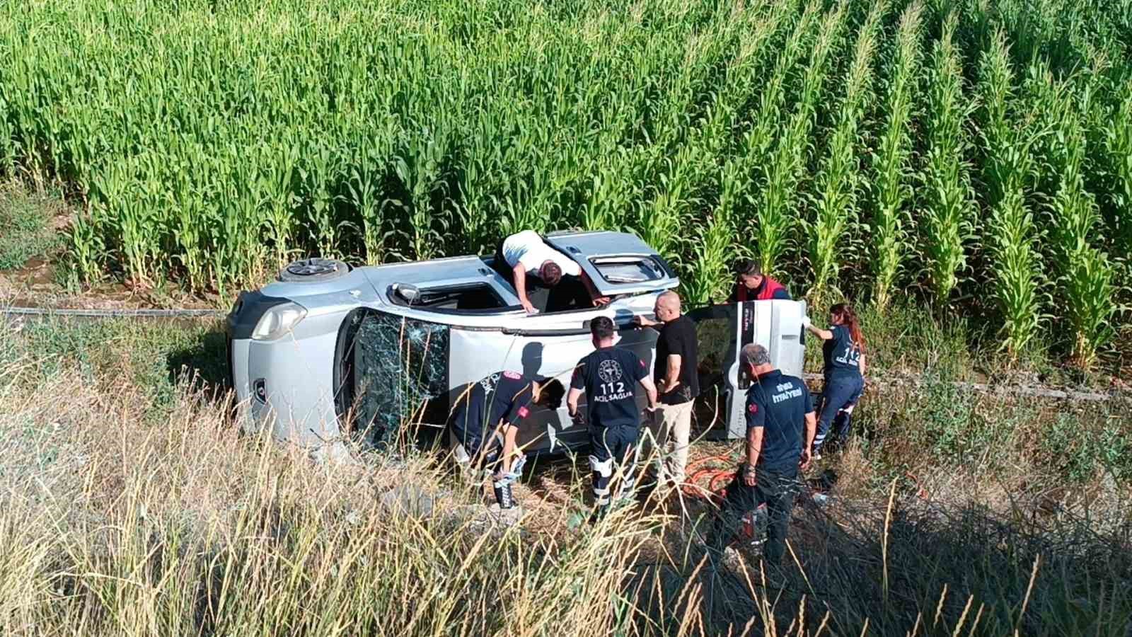 Mısır tarlasına uçan otomobildeki 2 kişi yaralandı
