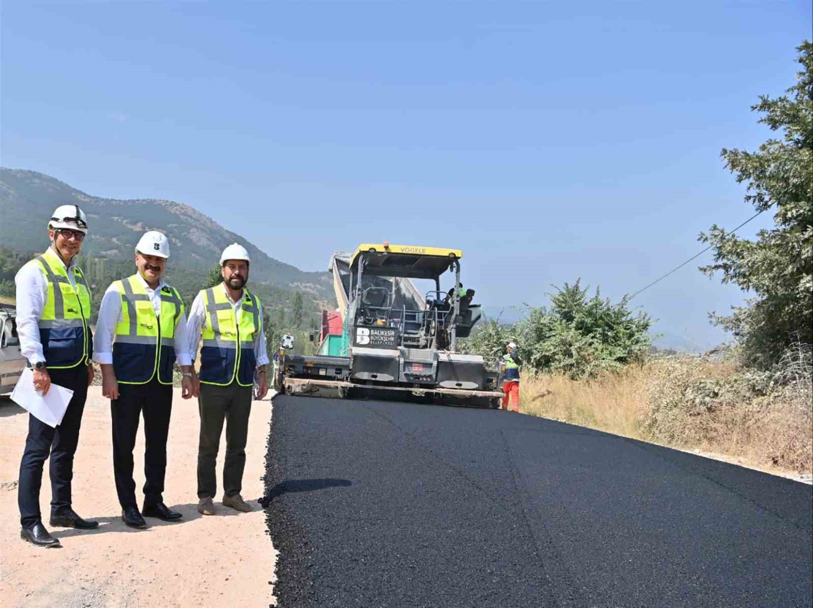 Sındırgı yollarına sıcak asfalt
