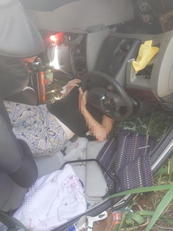 Kazada otomobilde sıkışan yaralıları itfaiye erleri sakinleştirdi

