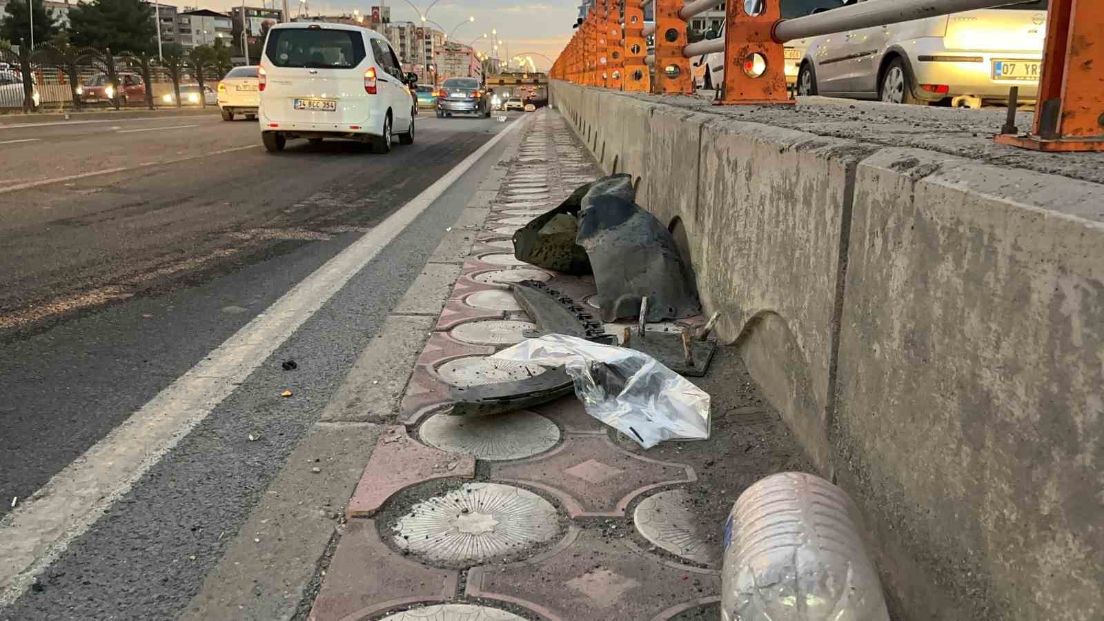 Hızını alamayan araç refüje çarptı: 3 yaralı
