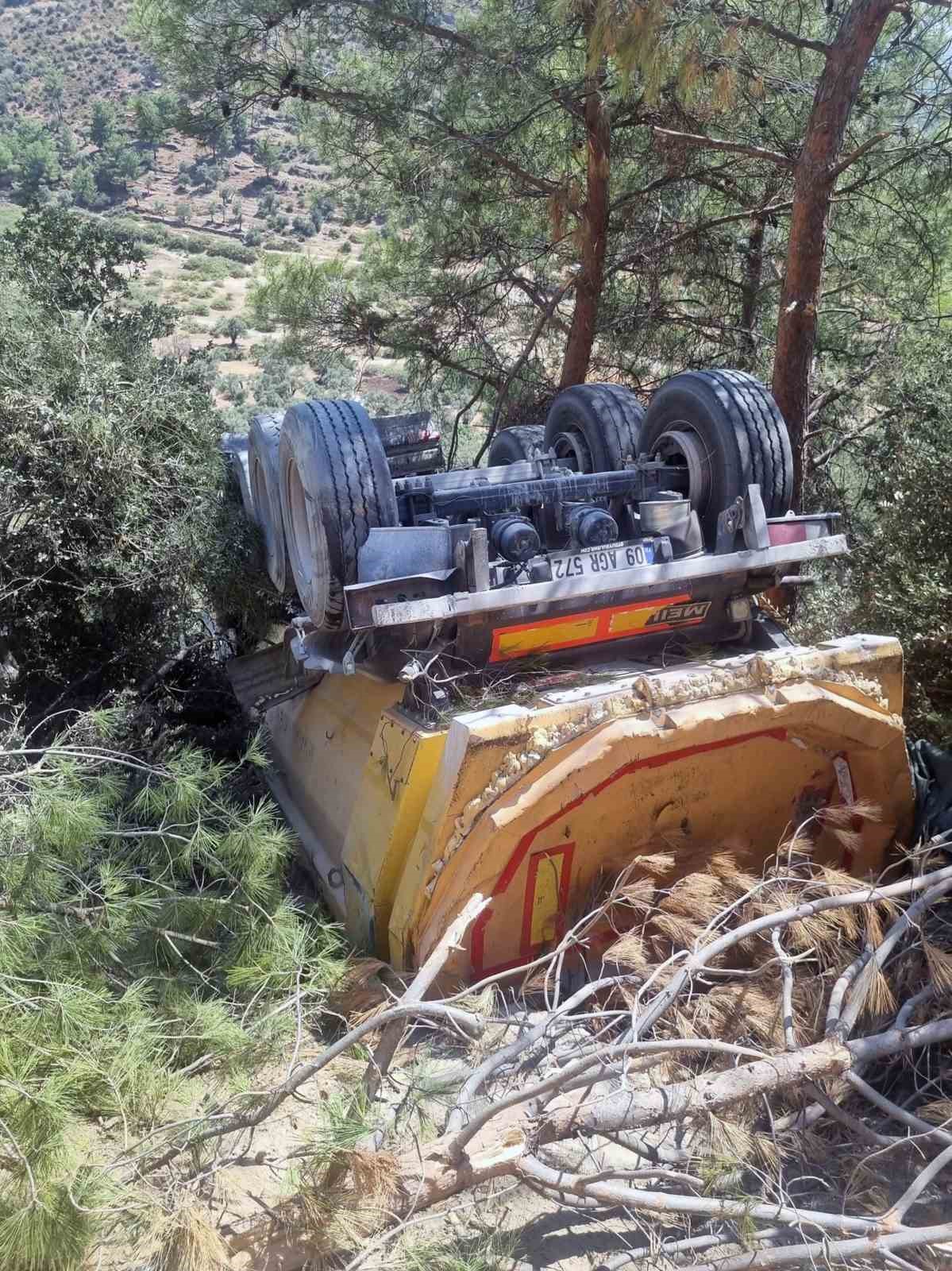 Kamyon 70 metrelik uçuruma yuvarlandı