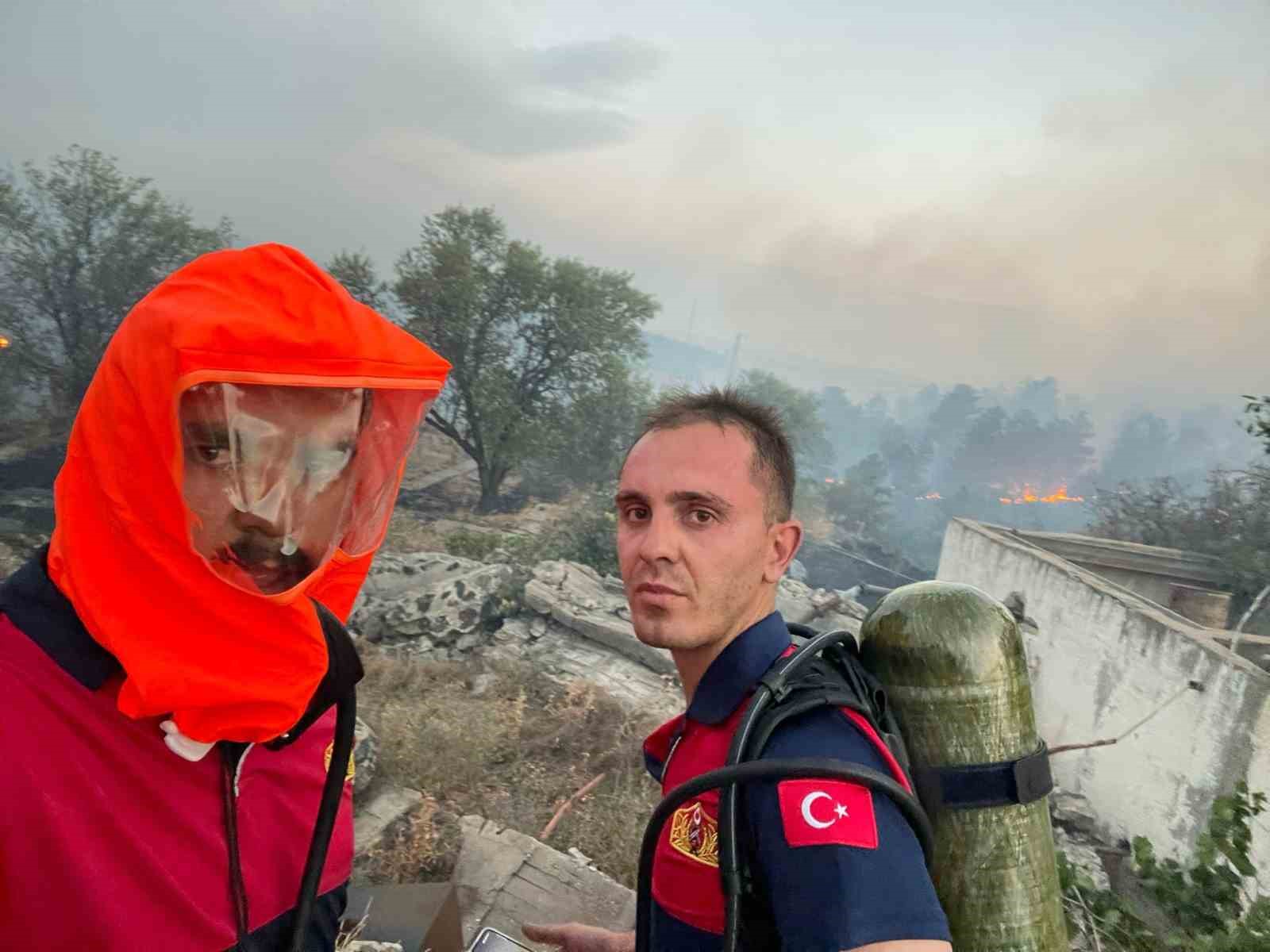 Kamp alanındaki yangın büyüdü, ÖSO’nun eğitim aldığı kışla boşaltıldı