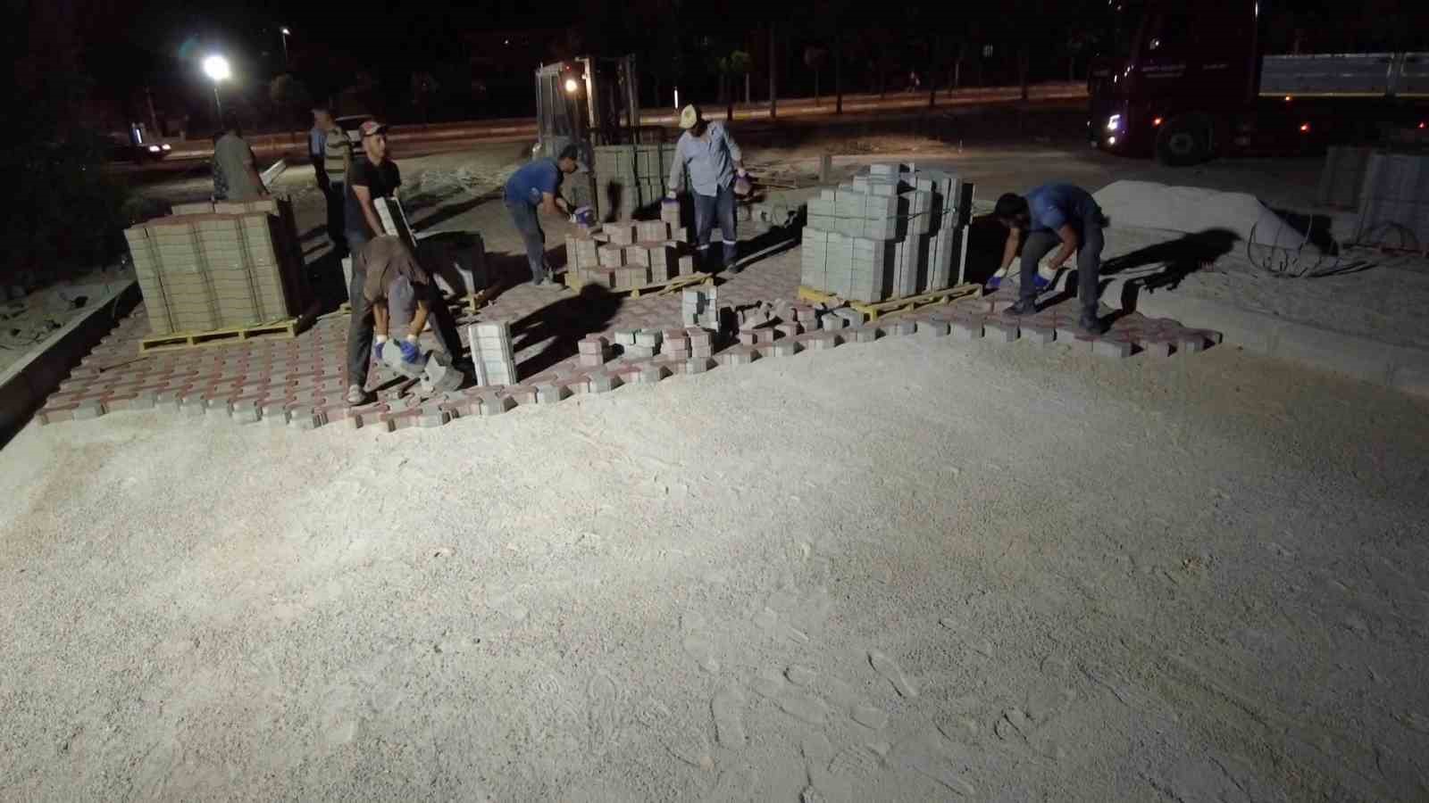 Isparta Belediyesi kaldırım yenilemede kendi &uuml;rettiği taşları kullanıyor
