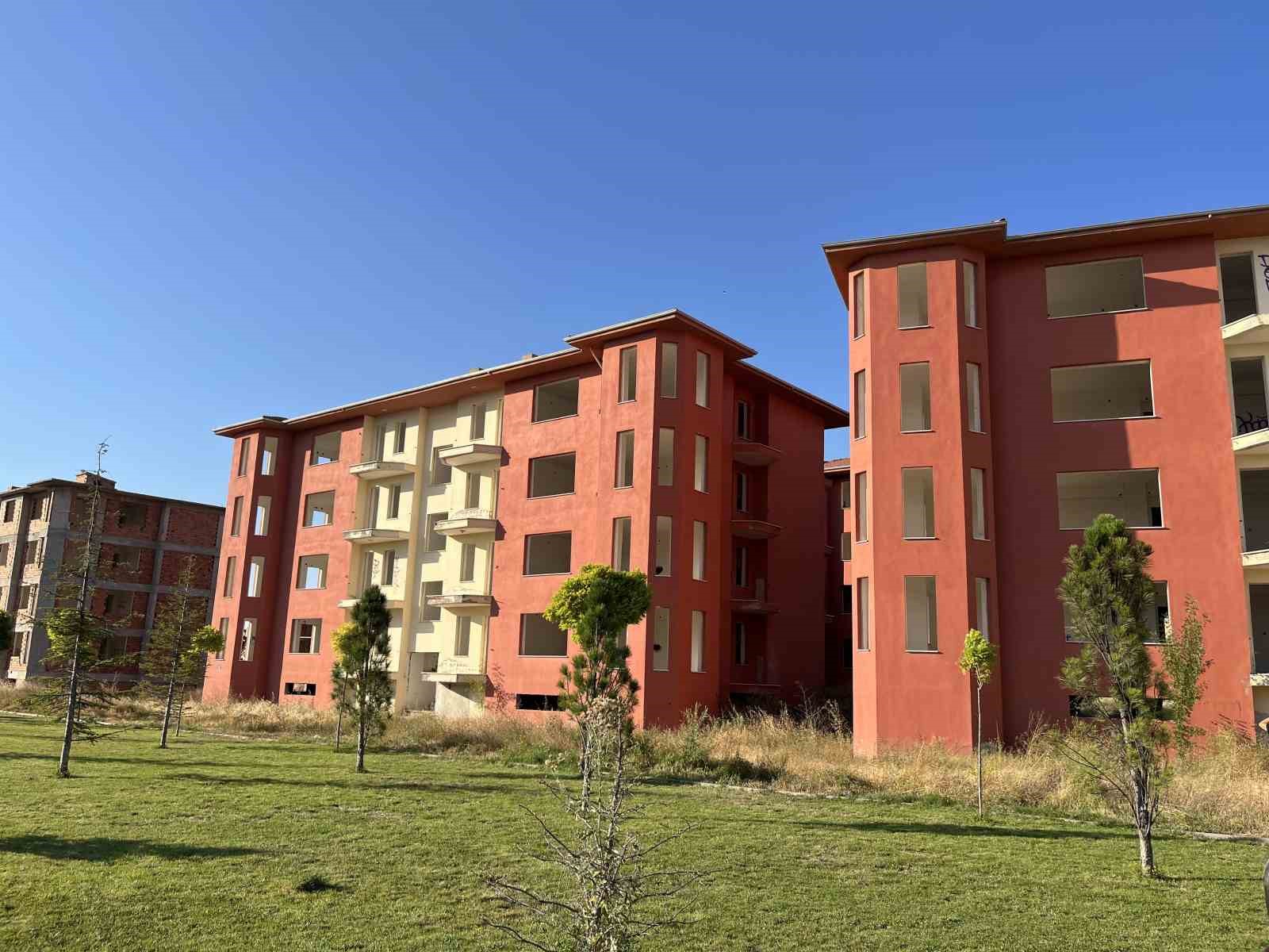 (&Ouml;ZEL) Bu binalar 20 yılı aşkın s&uuml;redir atıl vaziyette bekliyor
