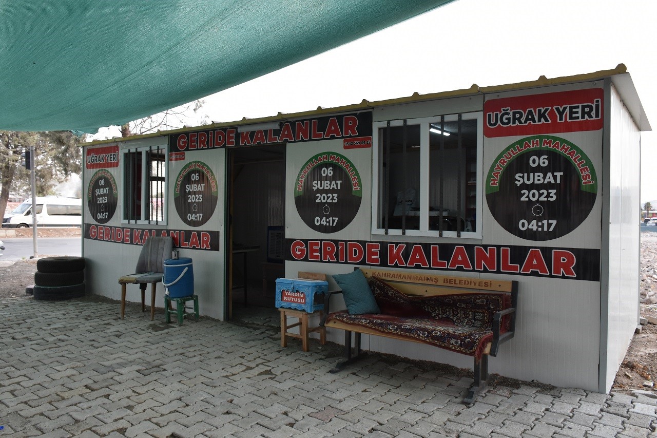 Depremde kaybettiği eşi, kızı ve mahallelileri anısına bu konteyneri a&ccedil;tı
