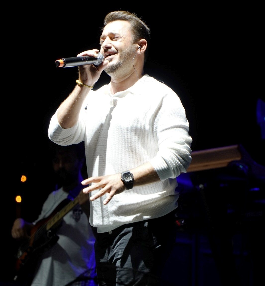 Altınova&rsquo;da Derya Uluğ kulakların pasını sildi
