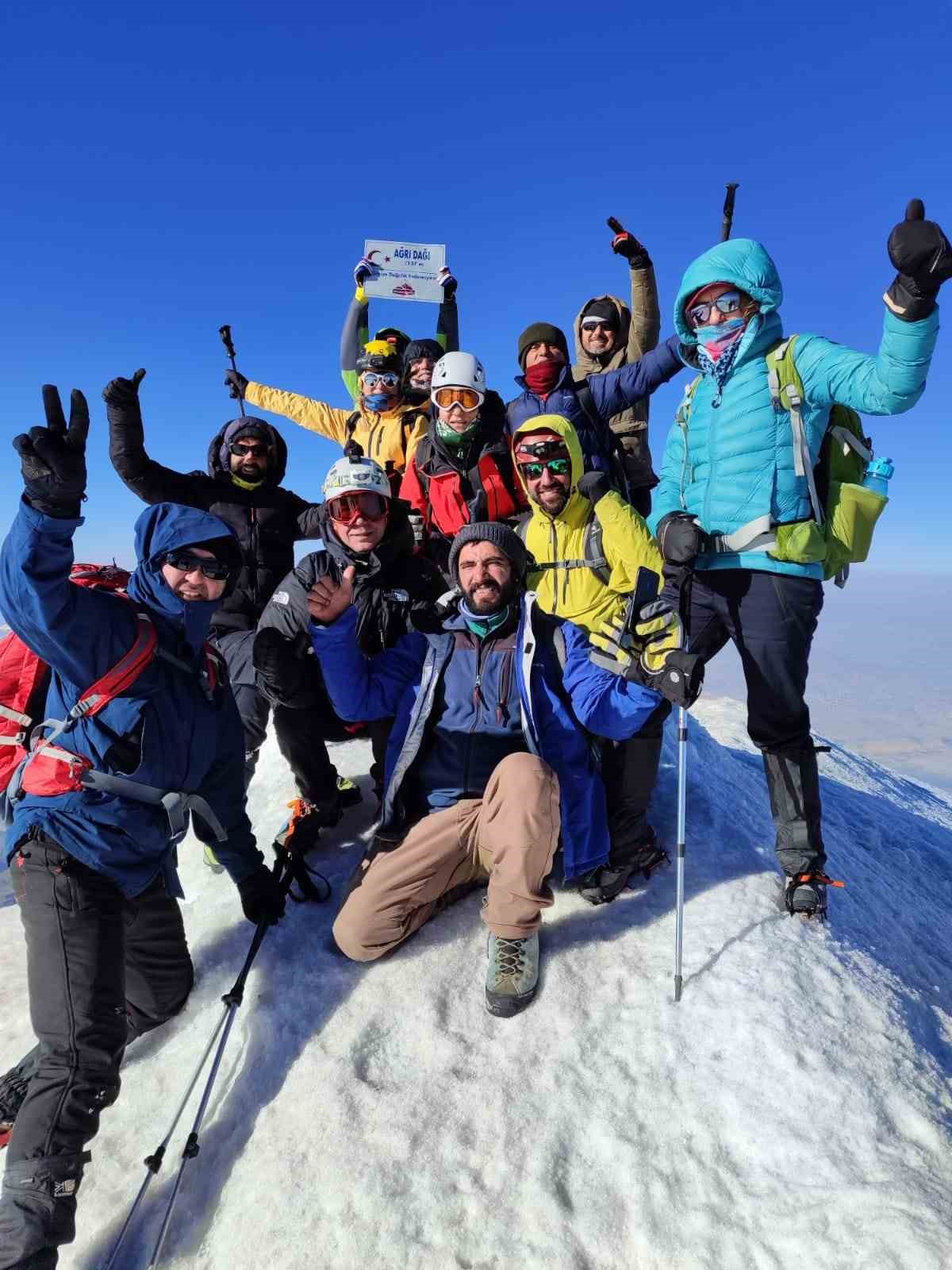 Yabancı turistler Ağrı Dağı zirvesinde halay &ccedil;ekti
