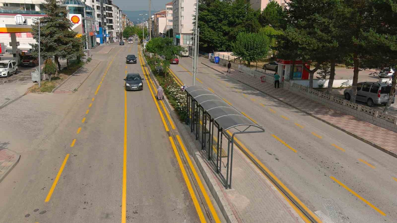 Boz&uuml;y&uuml;k&rsquo;te yol &ccedil;izgileri sarı renge boyanarak yenilendi
