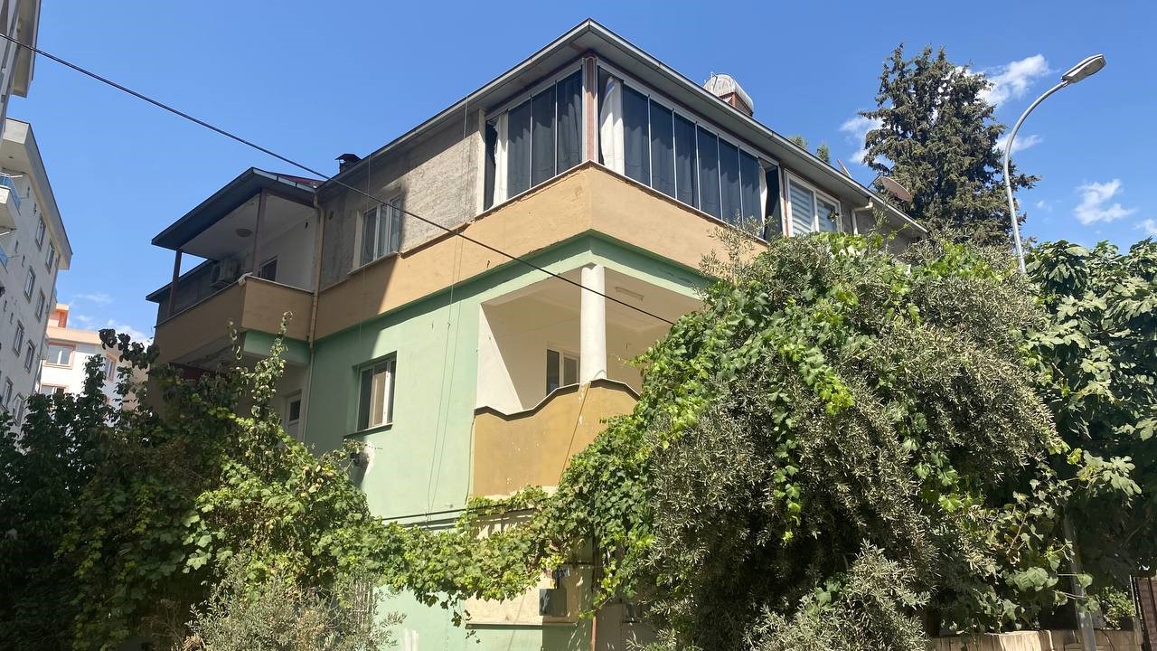 Depremde hasar alan bina korkutuyor