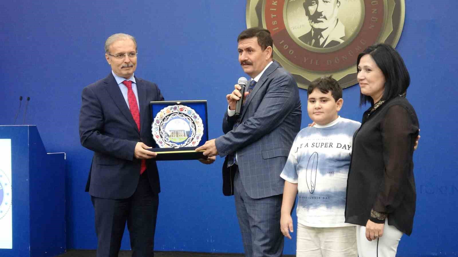 Vali Arslantaş&rsquo;a Fahri Hemşehrilik belgesi verildi
