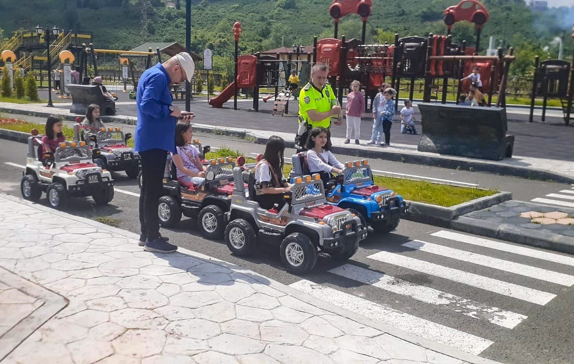 Çocuklar bu pistte eğlenerek öğreniyor