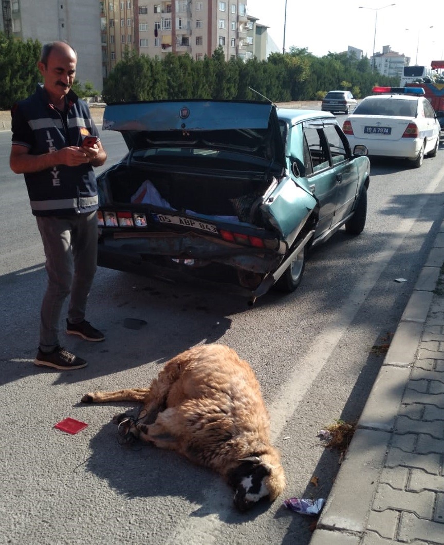 Otomobil ile hafif ticari aracın çarpıştığı kaza anı kamerada