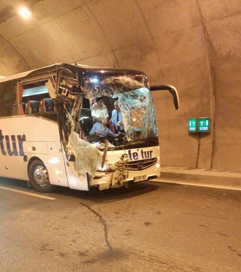 Yolcu otob&uuml;s&uuml; kamyona arkadan &ccedil;arptı, 4 kişi hastanelik oldu
