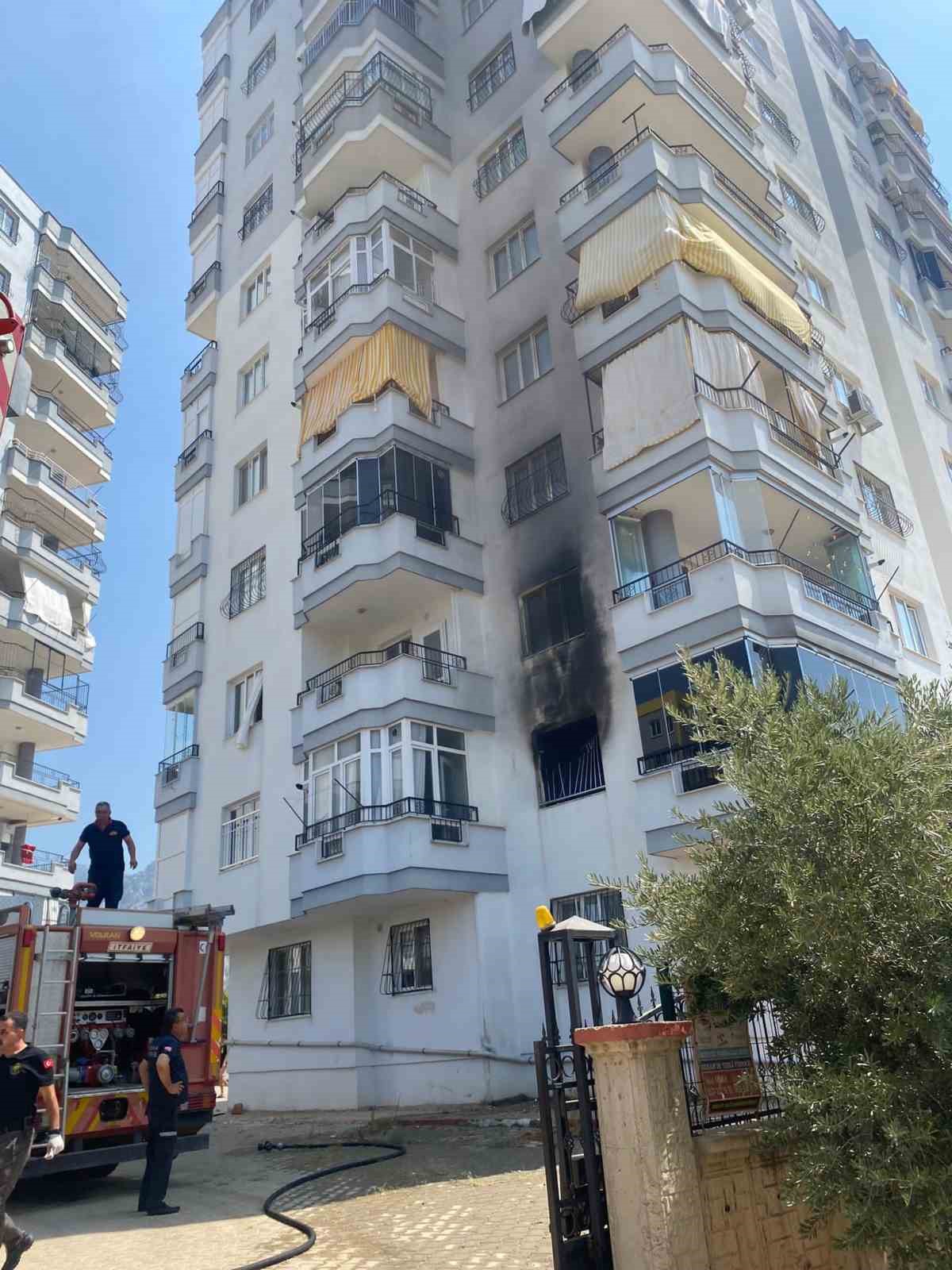 Adana&rsquo;da ev yangını korkuttu
