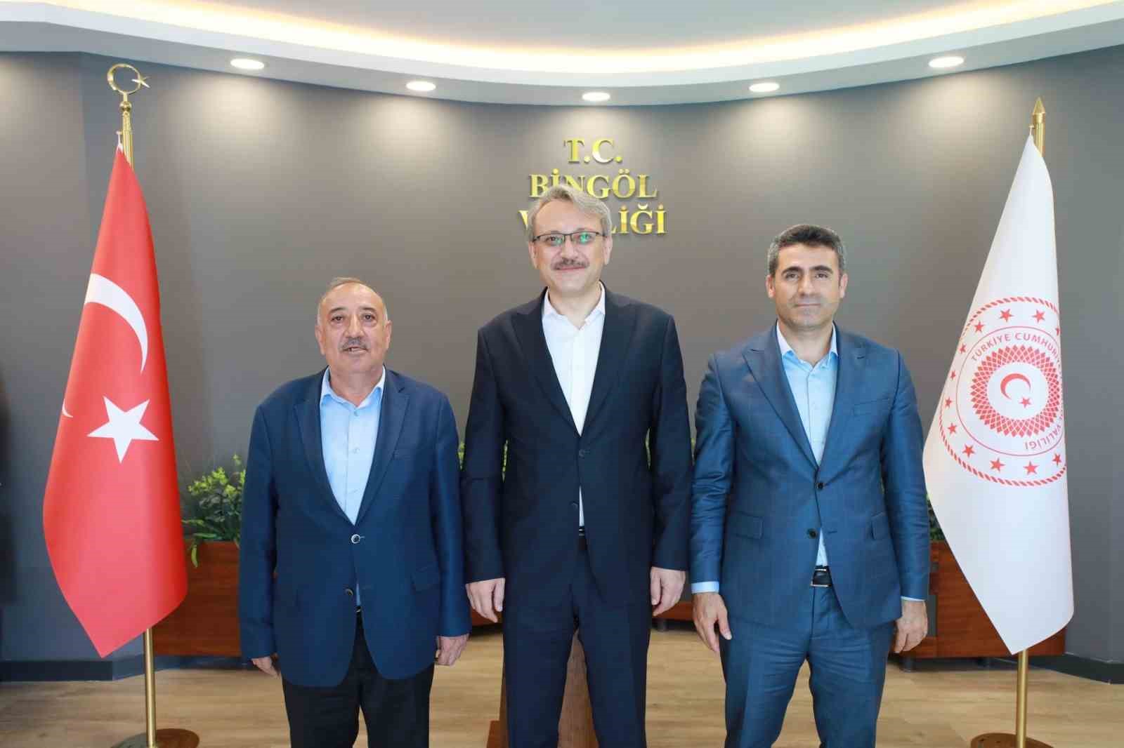 Vali Kadir Ekinci, Bing&ouml;ll&uuml;lerle vedalaştı
