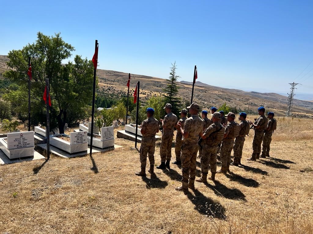 Güneybaşı şehitleri kabirleri başında anıldı
