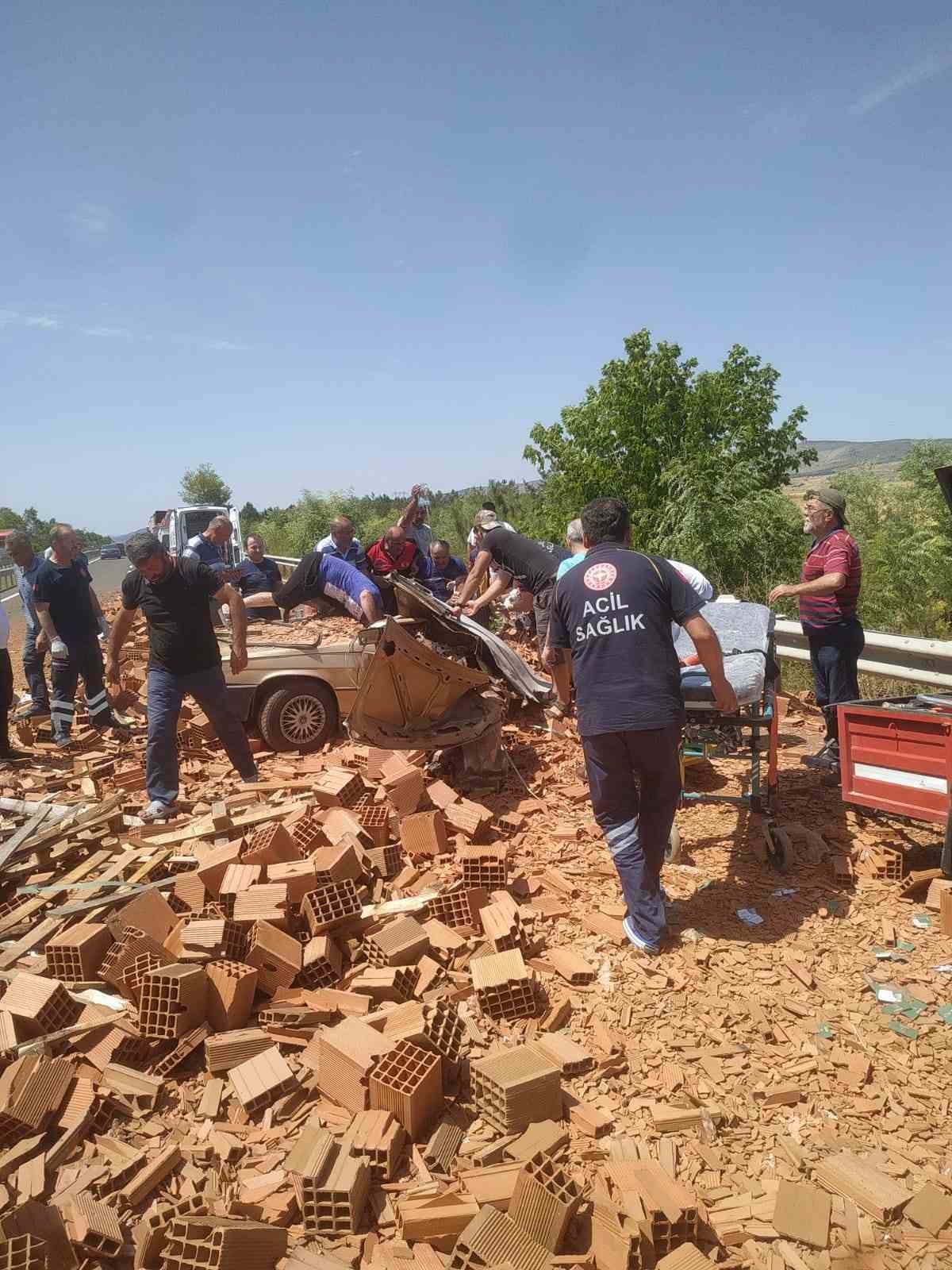 Üzerine tuğla devrilen otomobil kağıt gibi ezildi: 2 yaralı
