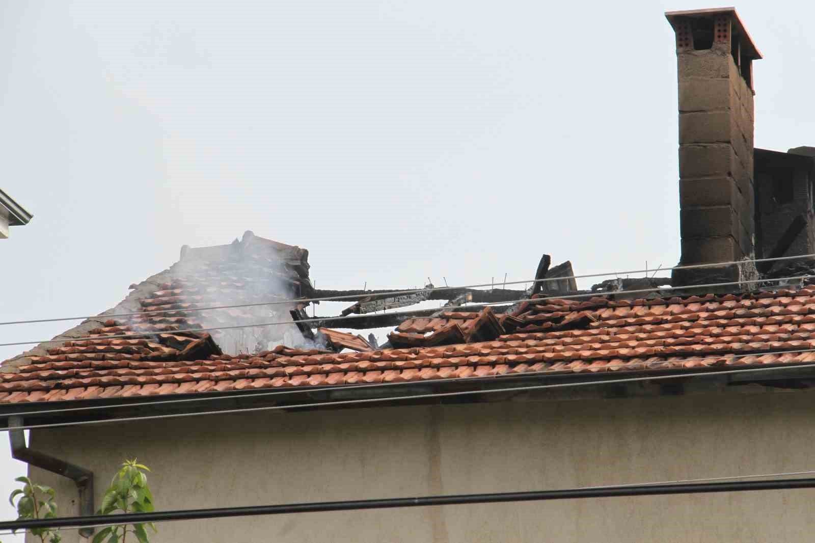 Konserve pişirmek i&ccedil;in yakılan ateş &ccedil;atıda yangın &ccedil;ıkardı
