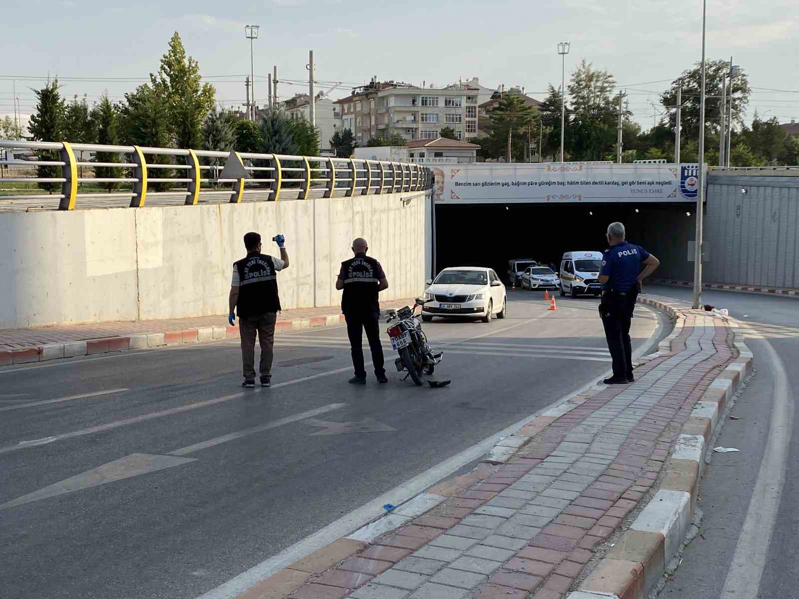 Motosiklet alt geçit çıkışında aydınlatma direğine çarptı: 1 ölü, 1 yaralı