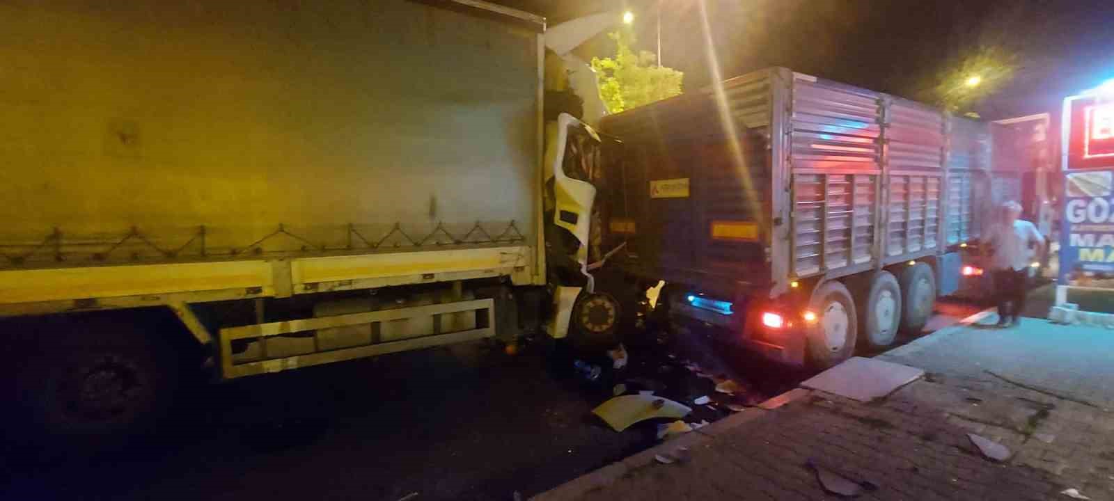 Uşak&rsquo;ta kamyon tıra arkadan &ccedil;arptı: 1 yaralı

