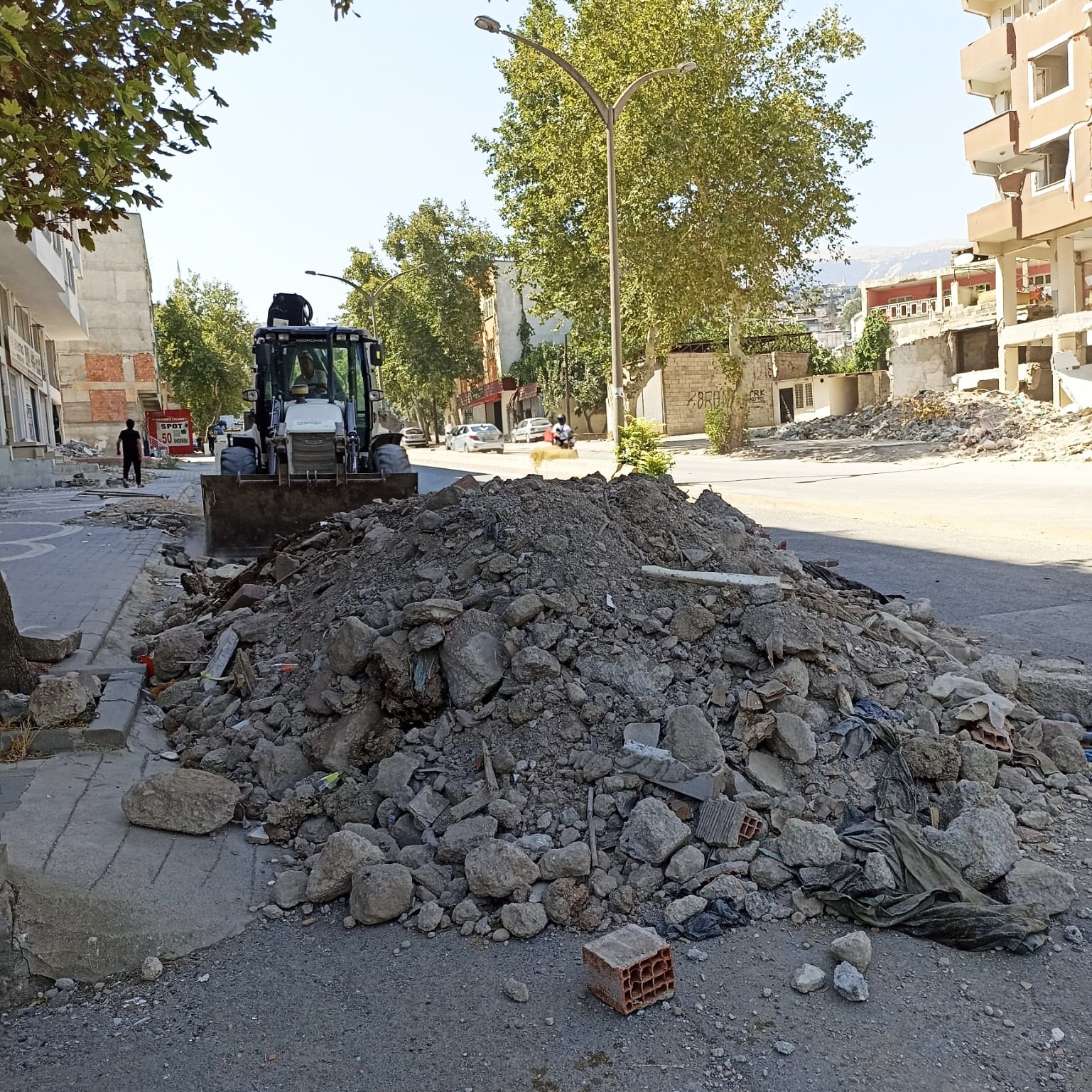 Kahramanmaraş&rsquo;ta moloz yığınları kaldırılıyor
