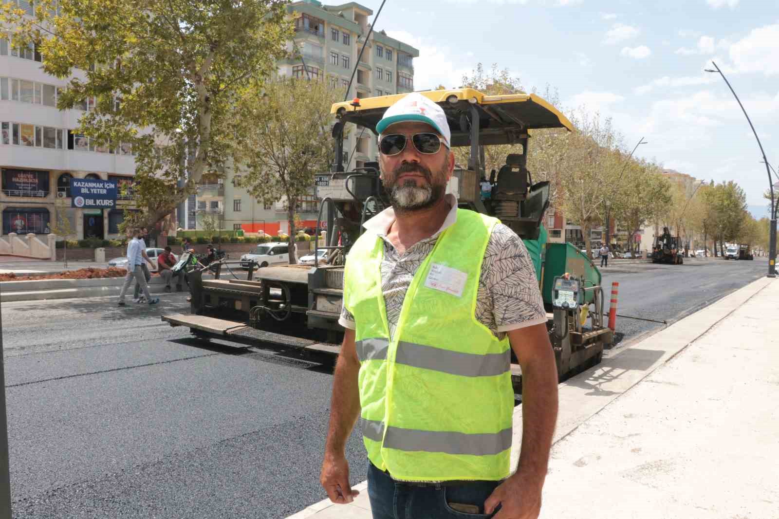 Kavurucu sıcaklarda asfalt iş&ccedil;ilerinin zorlu mesaisi
