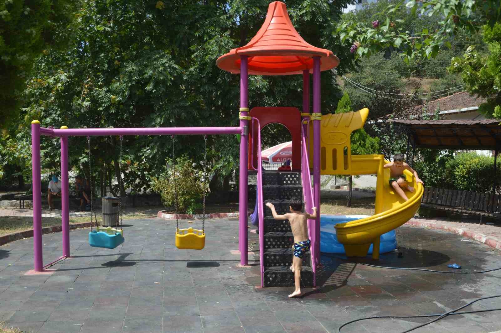 Sıcaklardan bunalan 12 yaşındaki Kayra, kendi aquparkını yaptı
