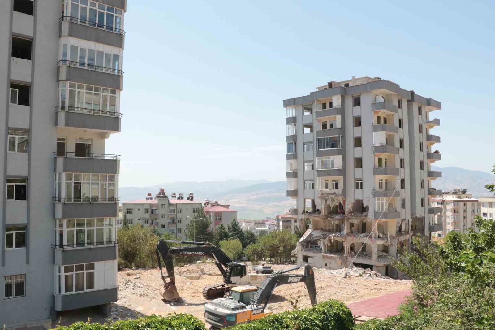 18 yıl yaşadıkları binanın yıkılmasını izlediler
