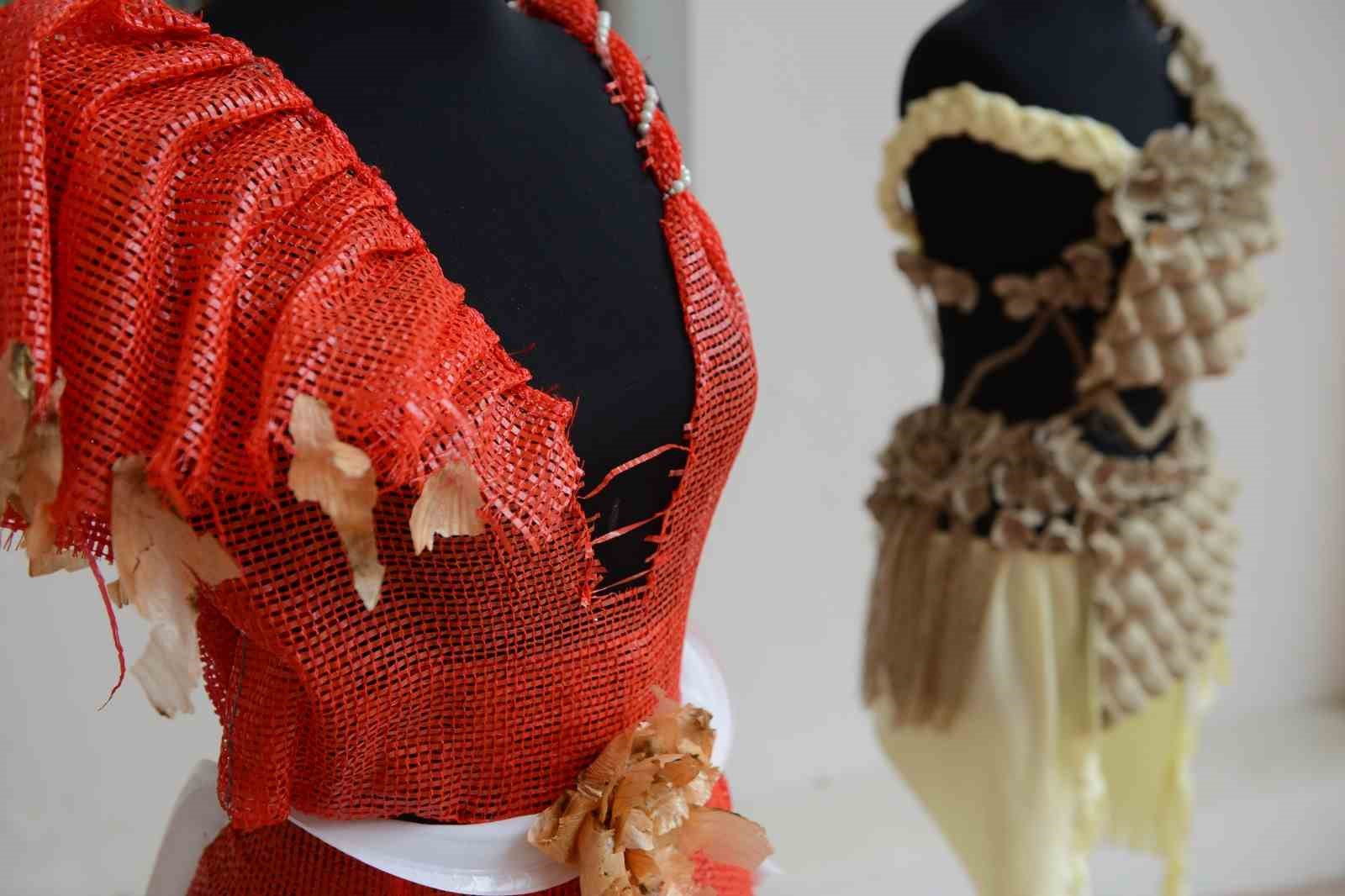 Atık kumaşlar kıyafete d&ouml;n&uuml;şt&uuml;
