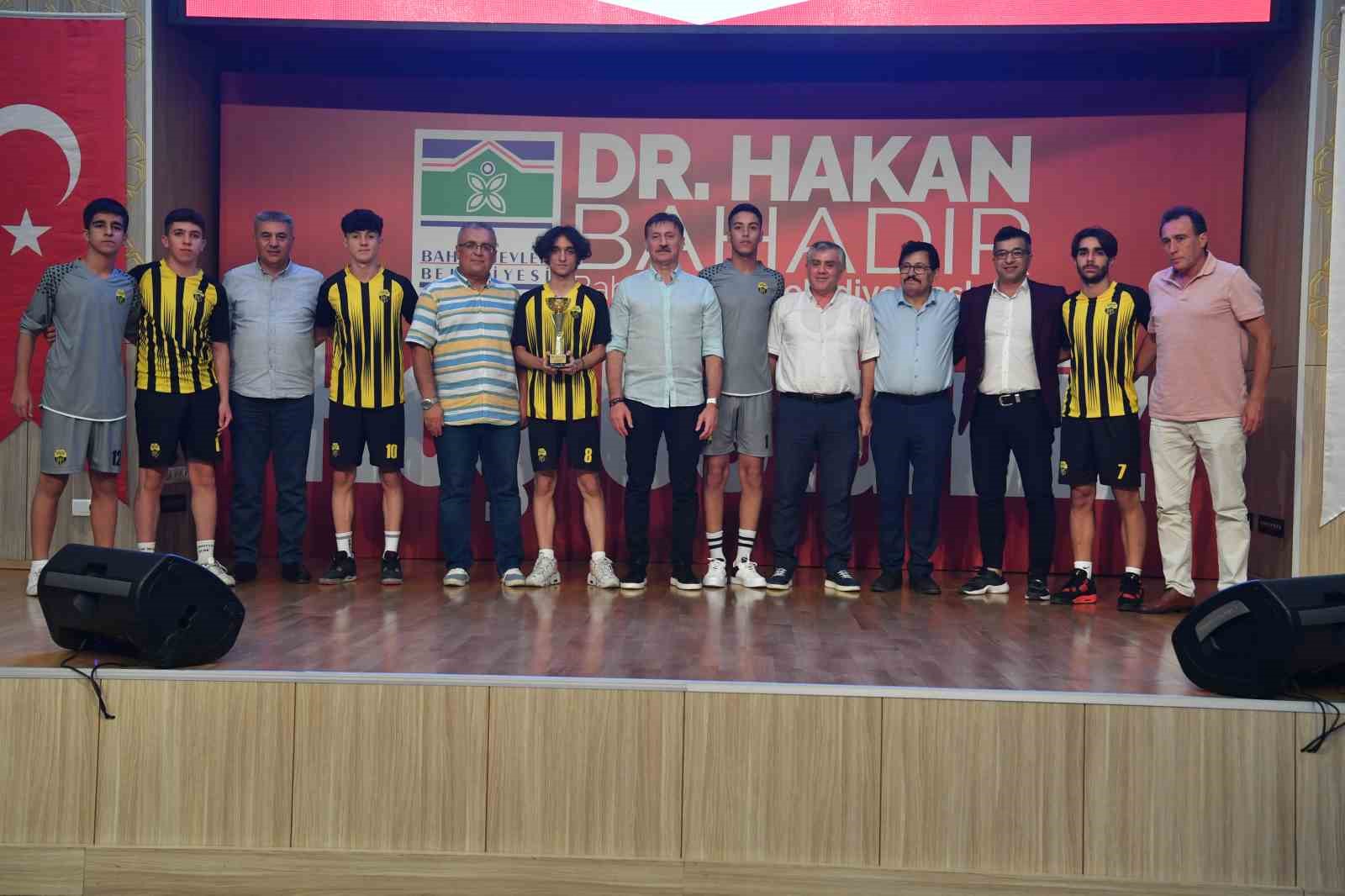 Bah&ccedil;elievler&rsquo;de amat&ouml;r spor kul&uuml;plerine 1,5 milyon TL yardım
