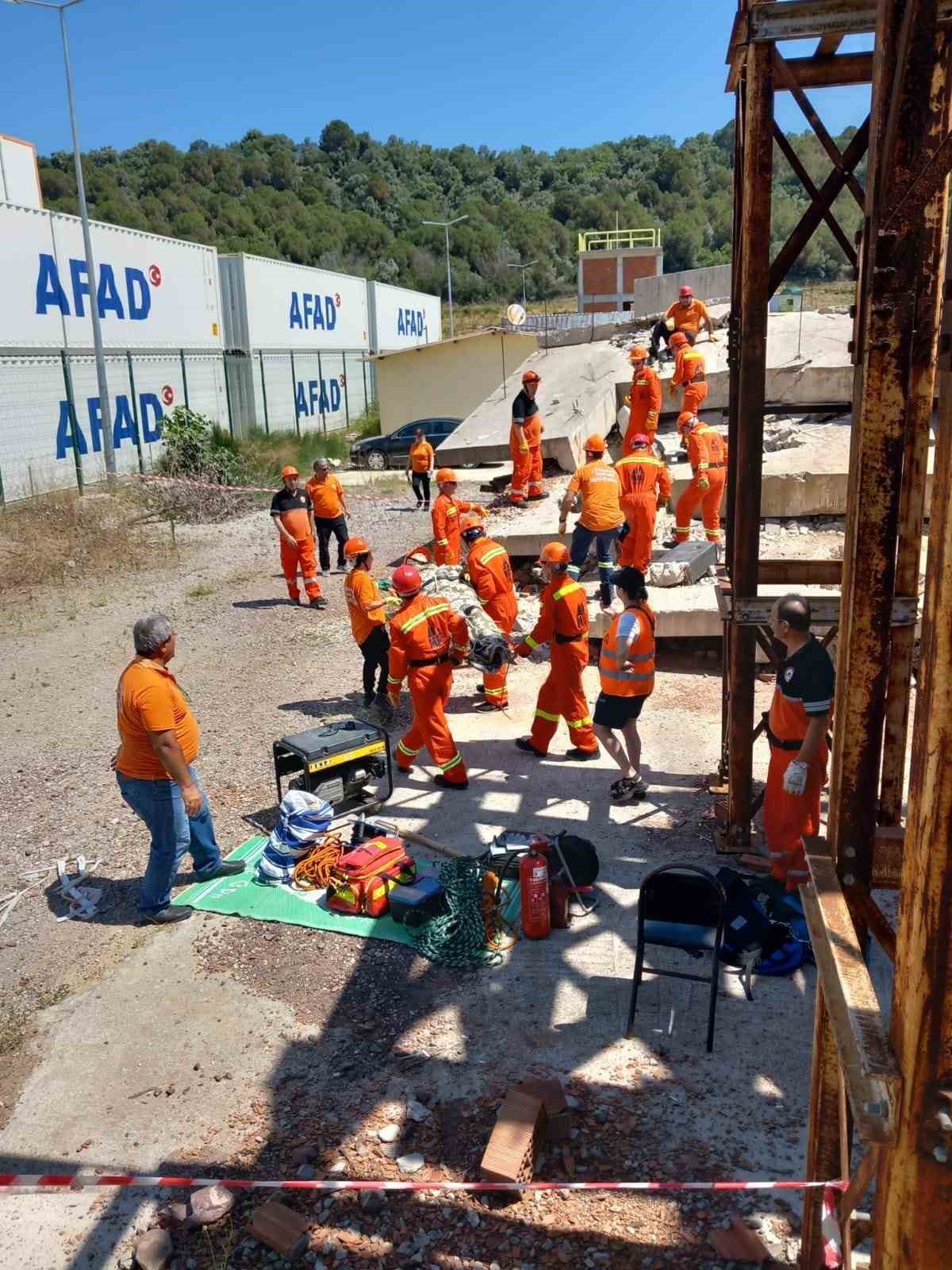 Yalova’nın mahalle afet gönüllüleri halkı depreme karşı hazırlıyor