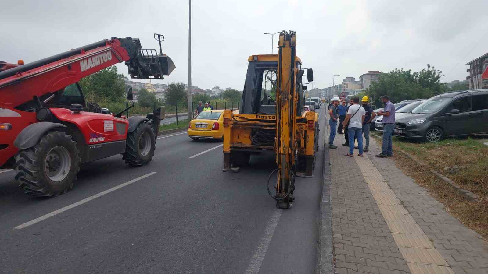 İş makinesi ile halk otob&uuml;s&uuml; &ccedil;arpıştı: 7 yaralı
