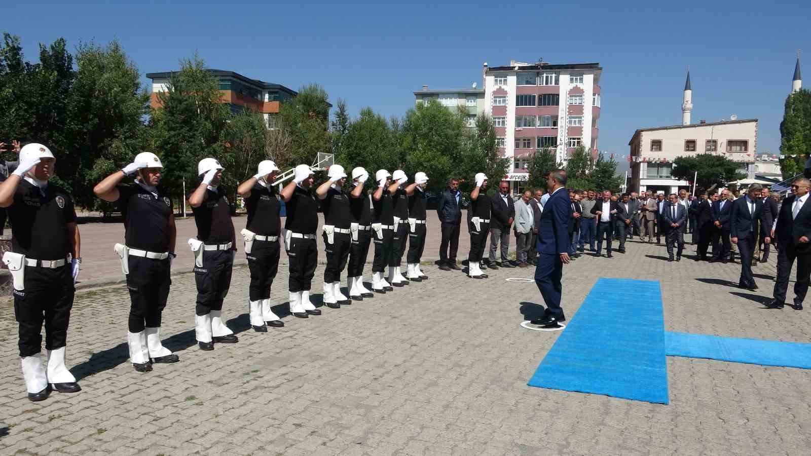 Ardahan Valisi Hayrettin &Ccedil;i&ccedil;ek g&ouml;reve başladı
