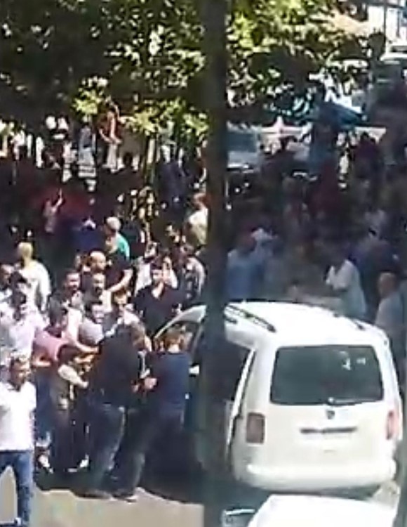 Batman’da kaçak malzeme satan şüpheli gözaltına alınırken ailesi polise saldırdı