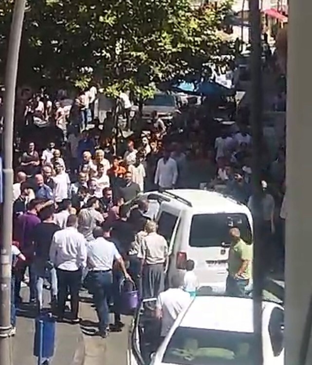 Batman’da kaçak malzeme satan şüpheli gözaltına alınırken ailesi polise saldırdı
