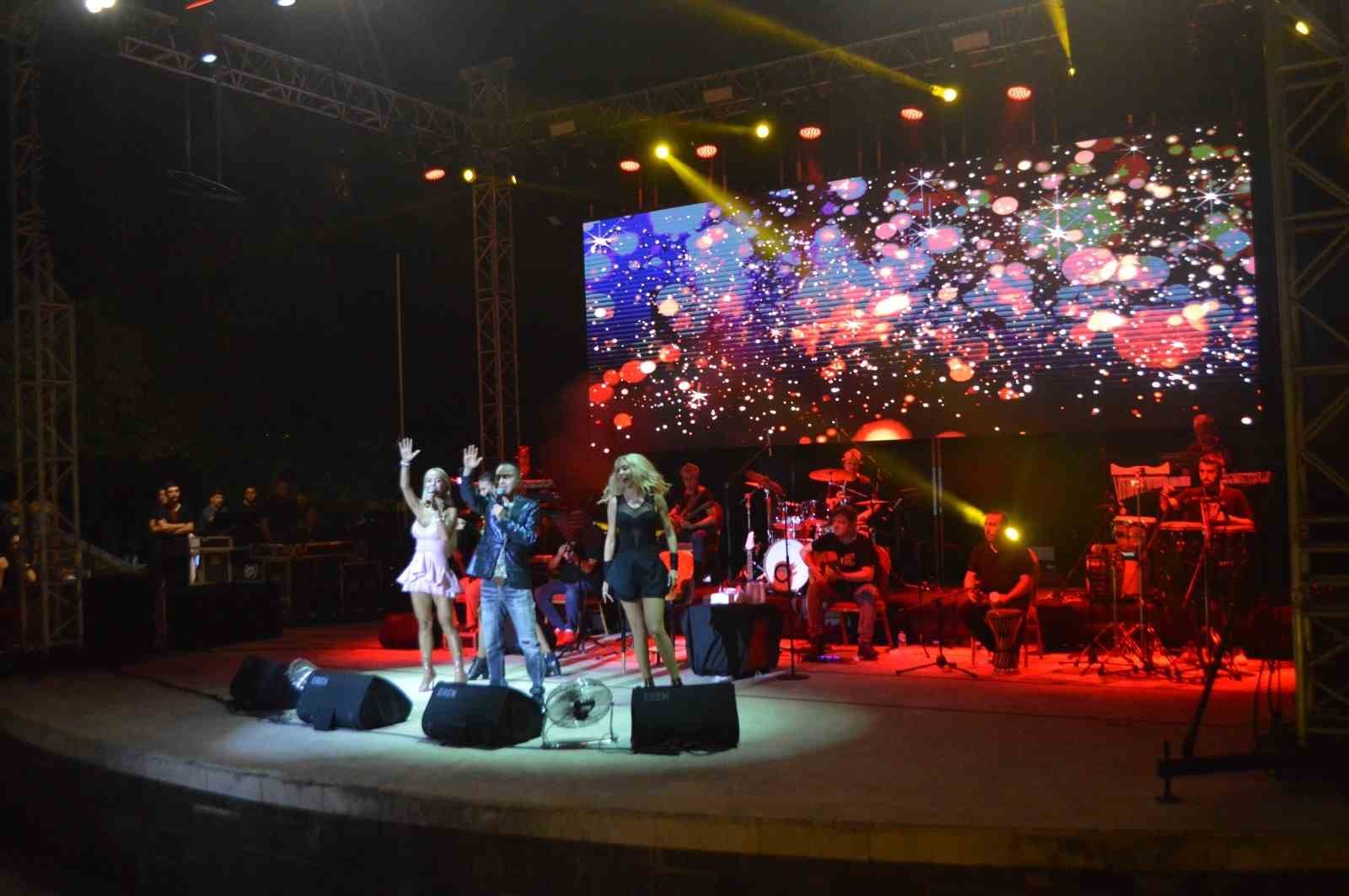 Serdar Ortaç Marmaris’te konser verdi