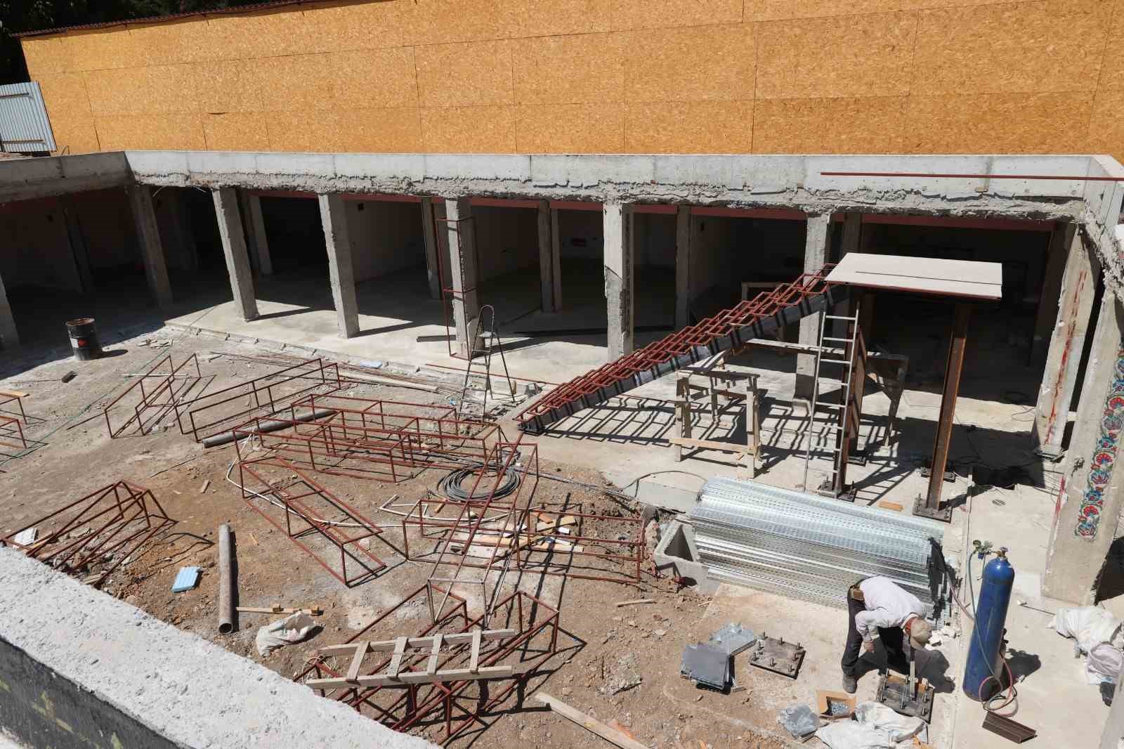 37 yıl &ouml;nce inşa edilen &ccedil;arşıda yenileme &ccedil;alışmaları s&uuml;r&uuml;yor
