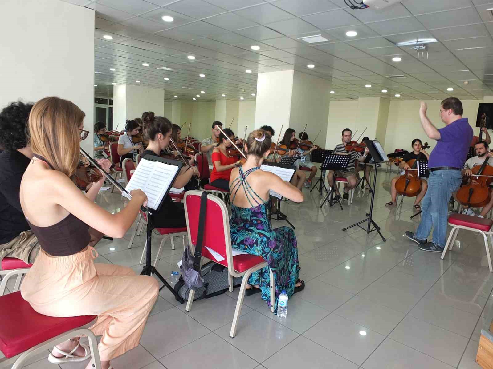 Ünlü hocaların eşliğinde konsere hazırlanıyorlar