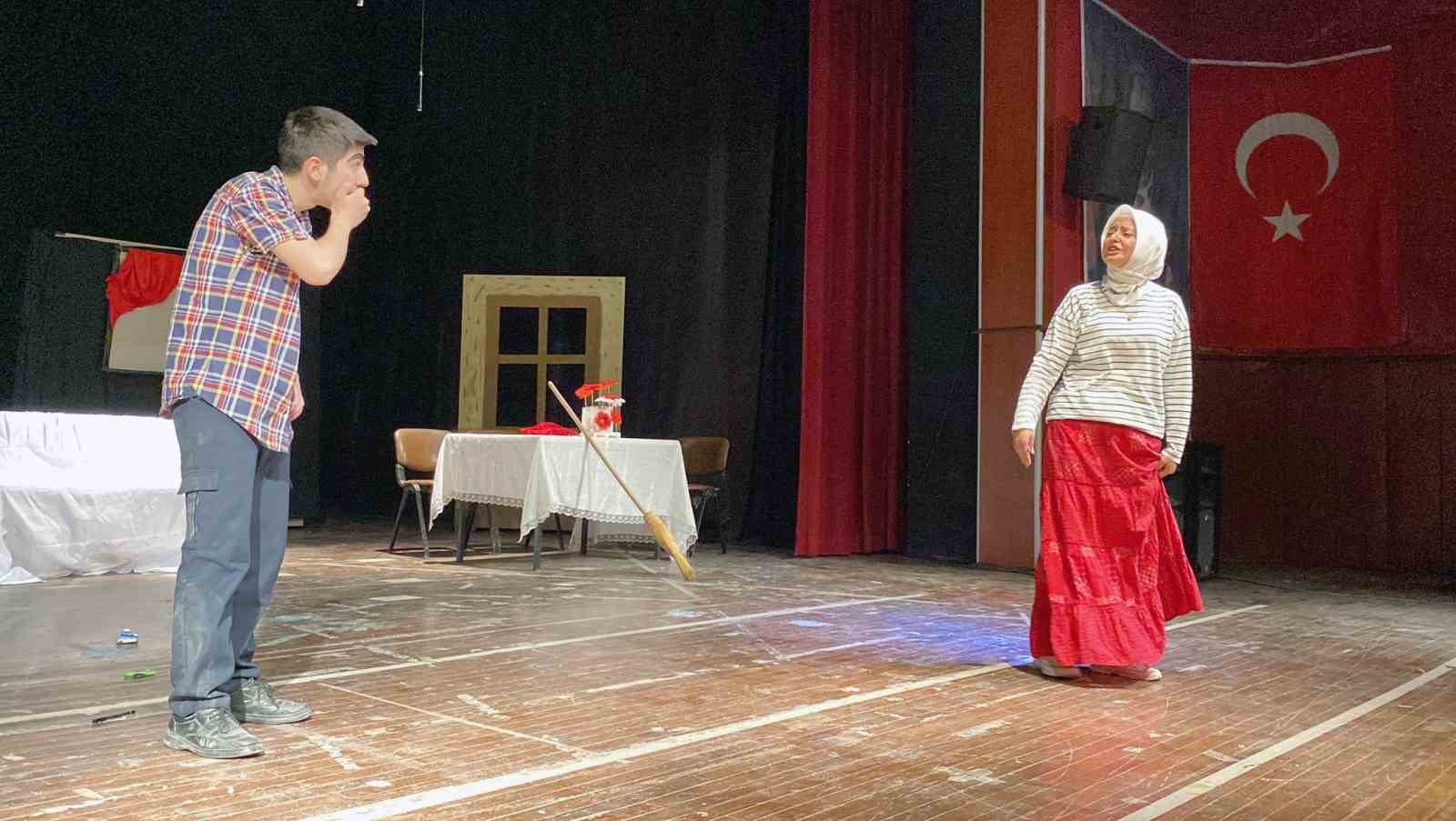 Sorgun’da vatandaşlar tiyatroya doydu