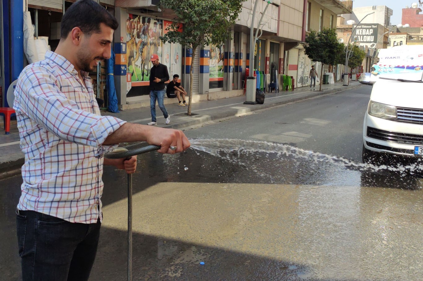 Cizre&rsquo;de sıcaklardan bunalan &ccedil;ocuklar su fıskiyesinin altında serinledi

