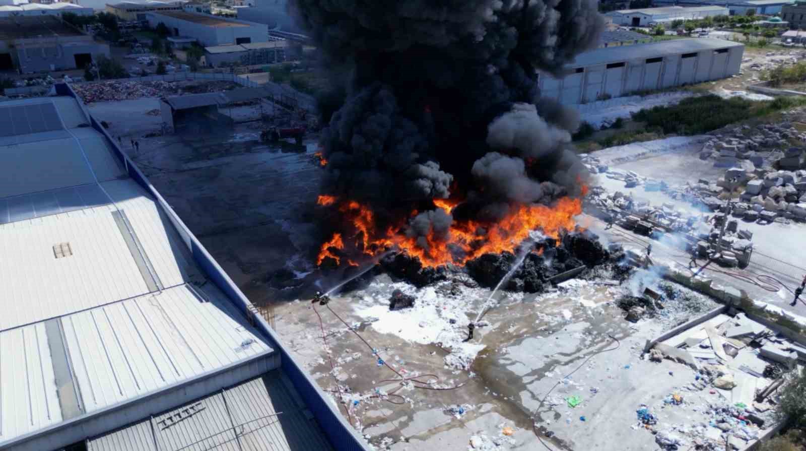 Geri d&ouml;n&uuml;ş&uuml;m tesisindeki alevler dron ile g&ouml;r&uuml;nt&uuml;lendi
