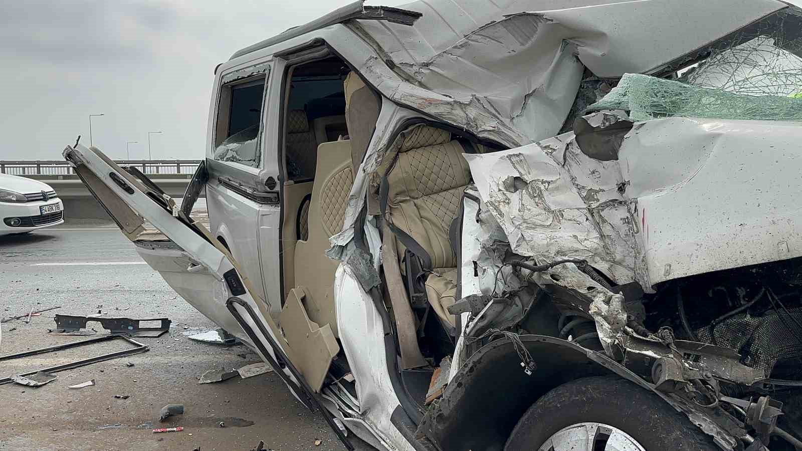 Arnavutk&ouml;y&rsquo;de VİP taksi karıştığı kaza sonucunda hurda yığınına d&ouml;nd&uuml;
