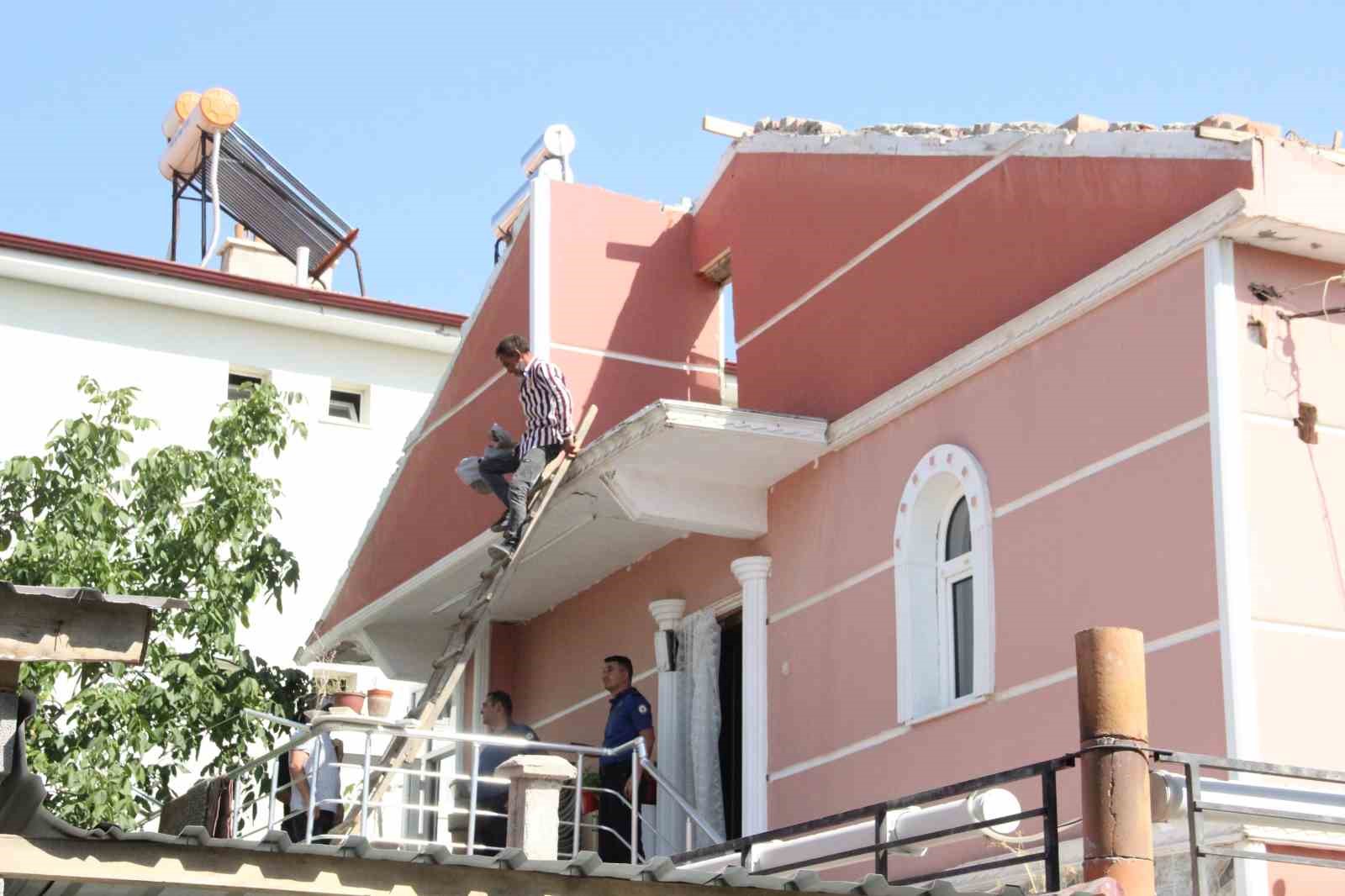 Tadilatını yaptığı çatıdan balkona düşen usta ağır yaralandı