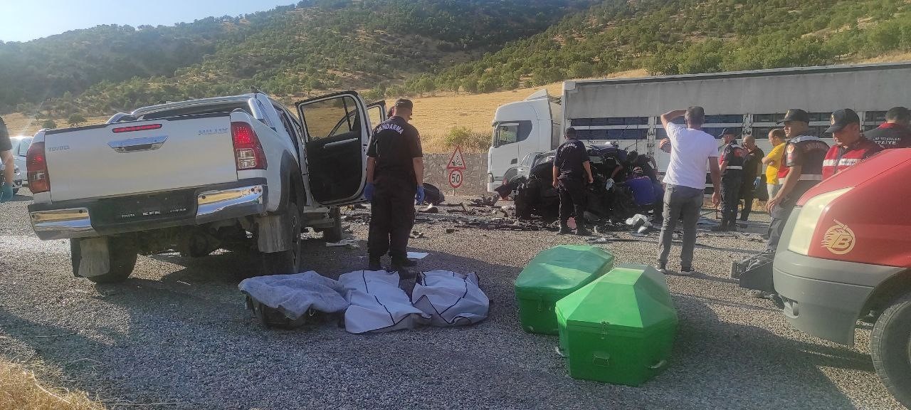 Adıyaman&rsquo;da trafik kazası: 4 &ouml;l&uuml;, 3 yaralı
