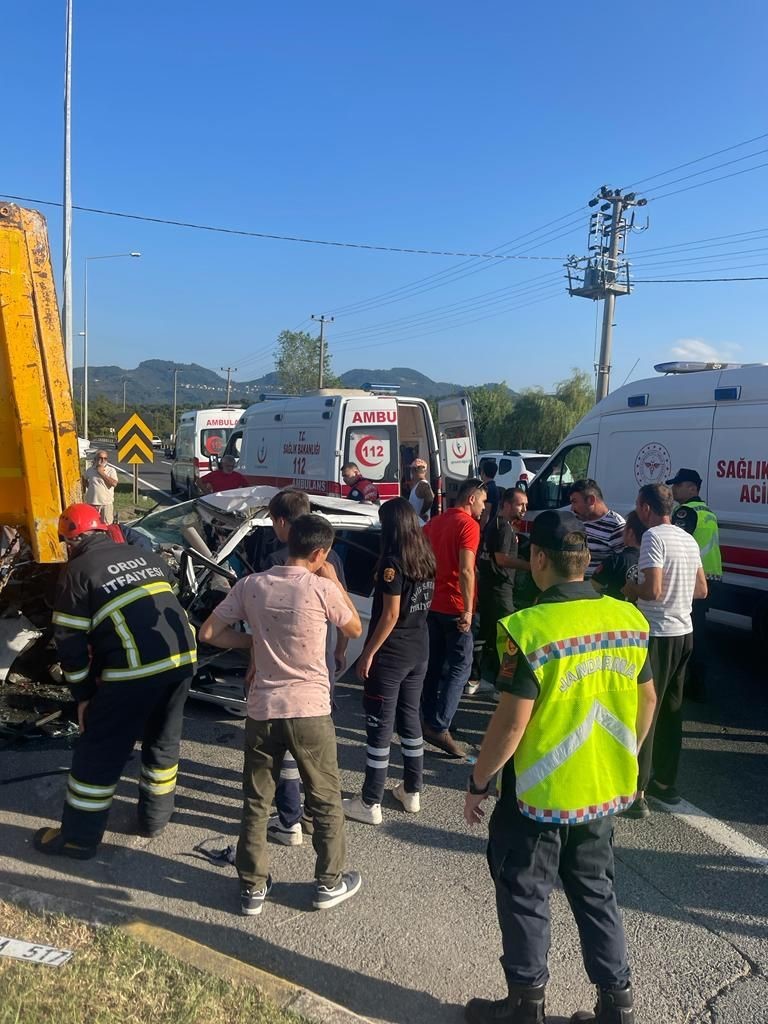 Otomobil hafriyat kamyonuna saplandı: 6 yaralı 