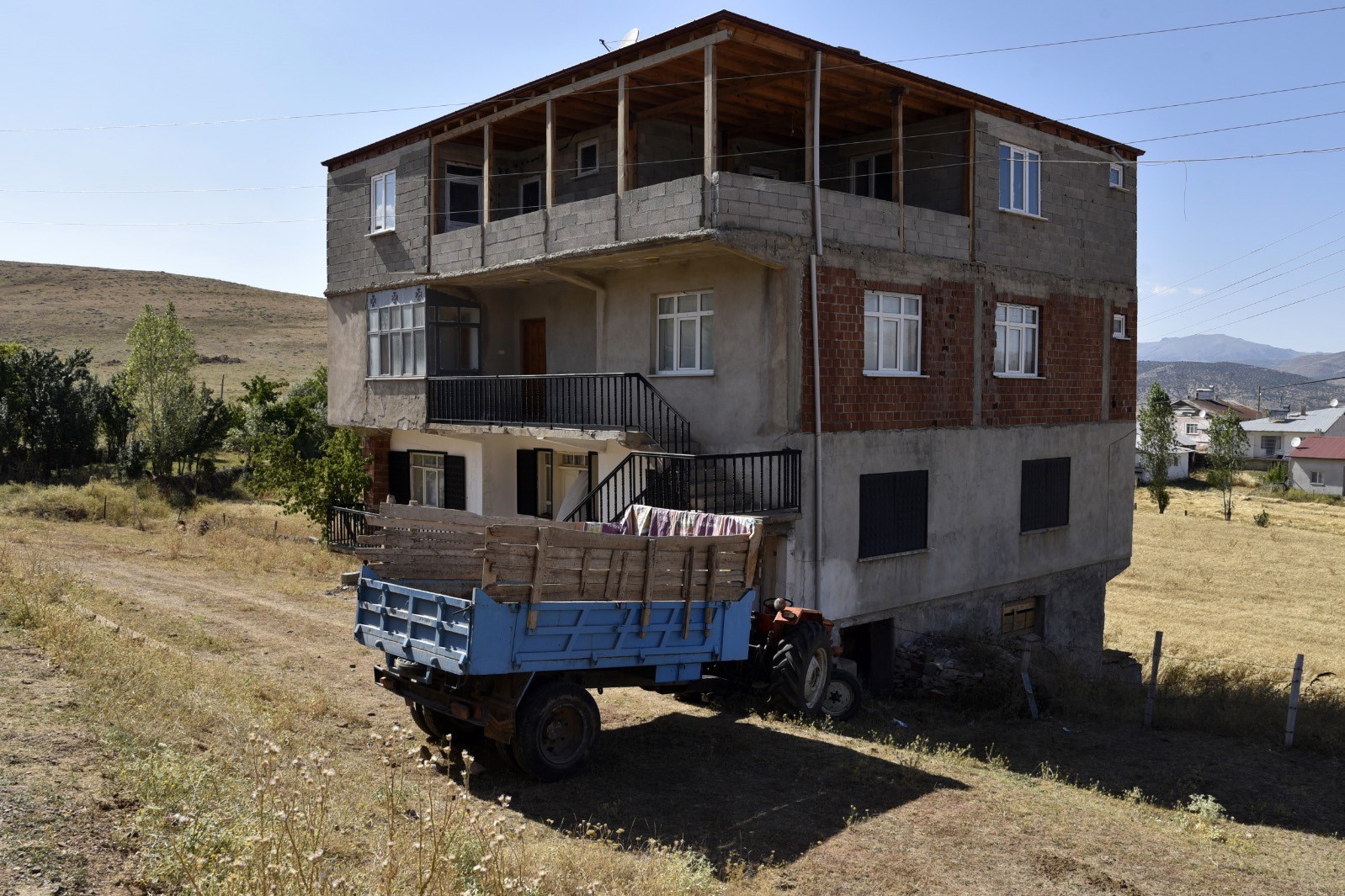 Yakıt doldurduğu trakt&ouml;r&uuml;n altında kalarak can verdi
