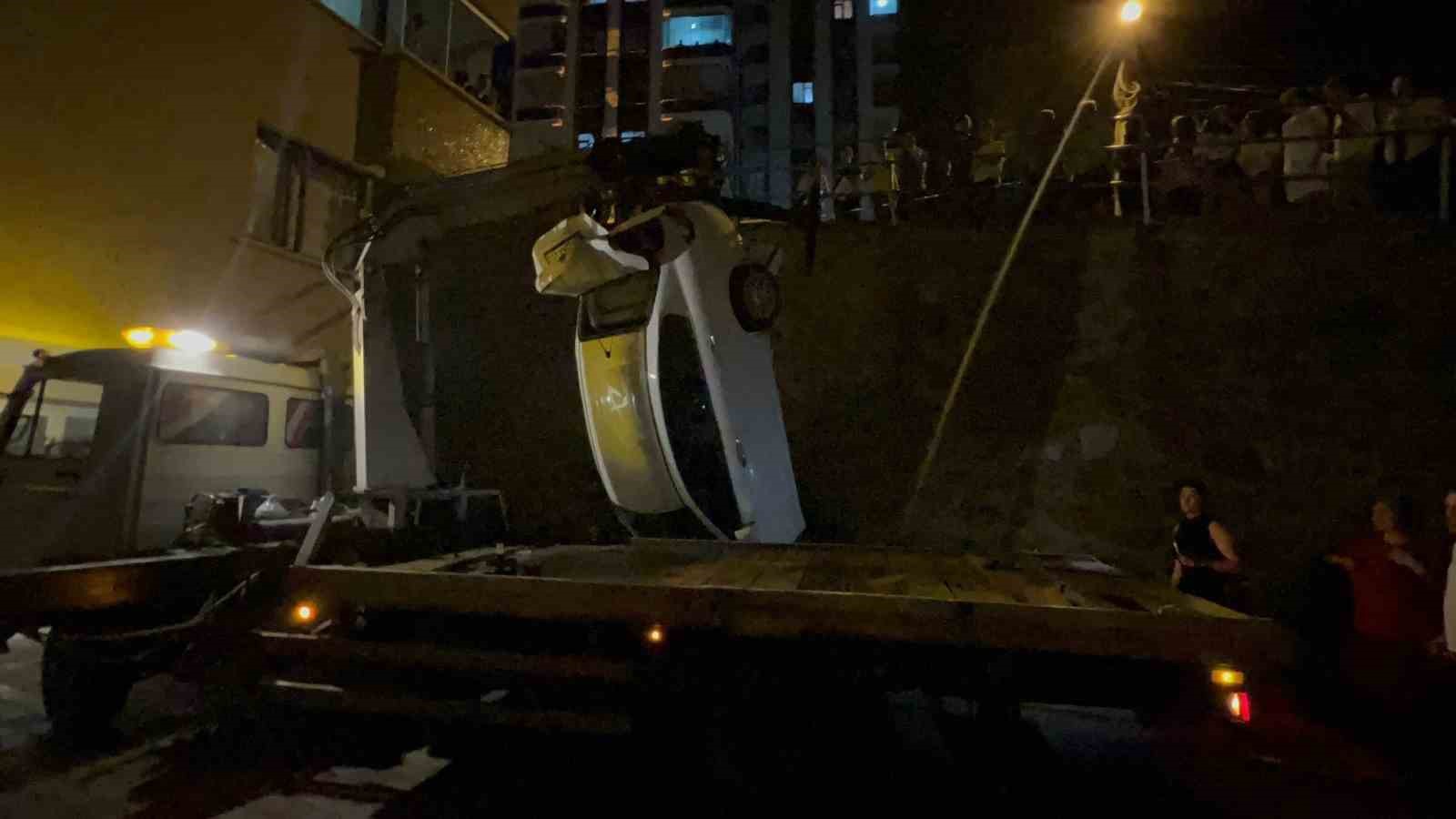 Trabzon’da otomobil yol ile apartman arasındaki boşluğa düştü: 2 yaralı