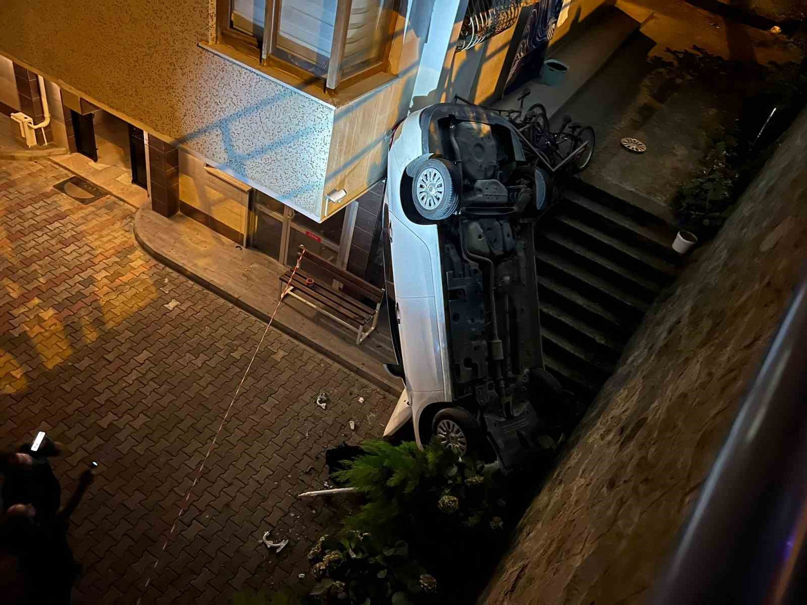 Trabzon&rsquo;da otomobil yol ile apartman arasındaki boşluğa d&uuml;şt&uuml;: 2 yaralı
